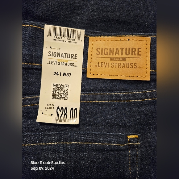 Levis Signature Gold Label Mid Rise Bermuda Jean Shorts NWT Plus Size 24W - Picture 11 of 11